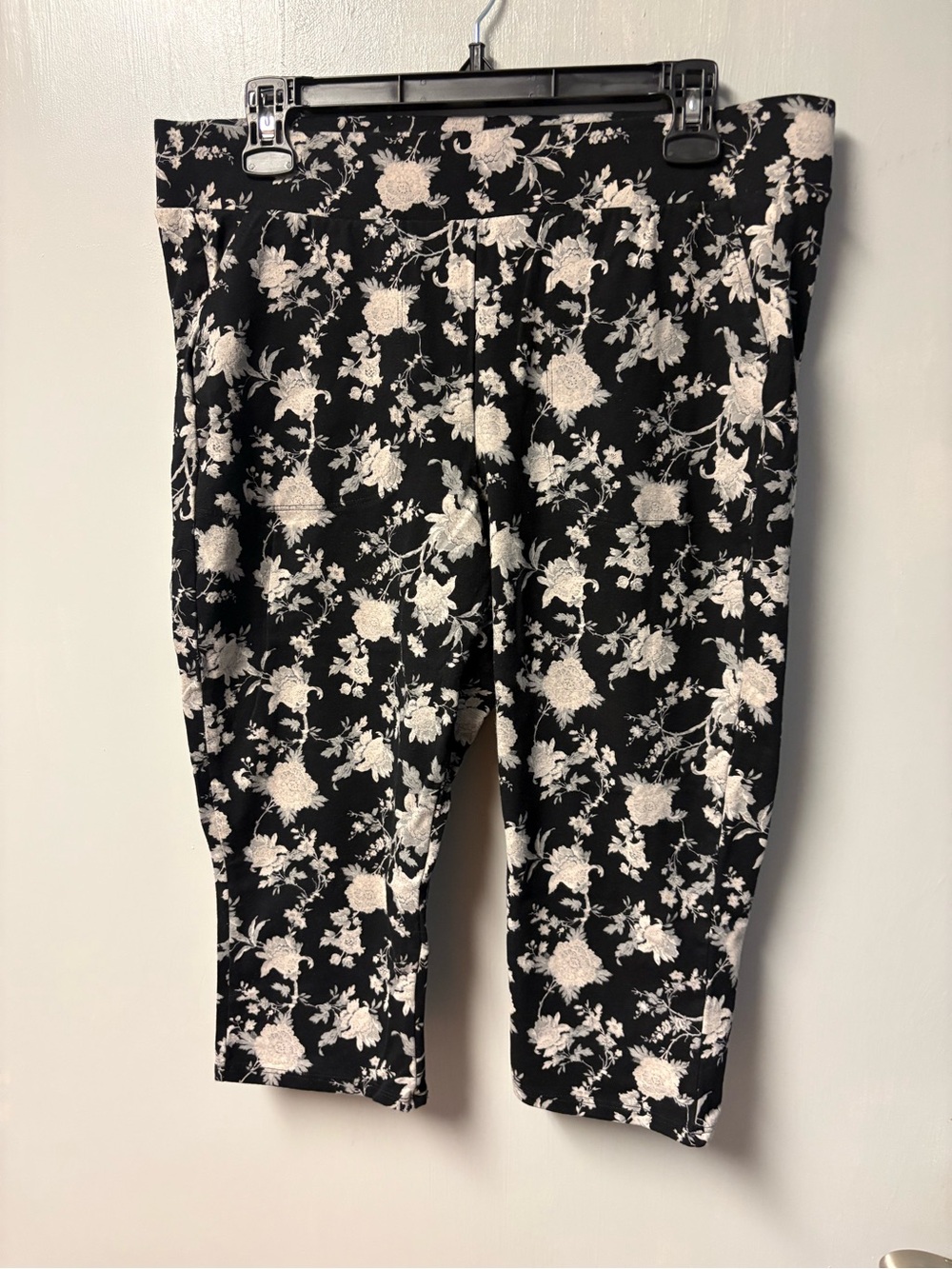Torrid black and beige floral capri leggings size 2 (18/20)